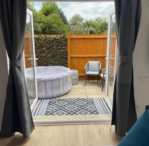 Stylish 1 Bedroom Studio Outdoor Area And Hot Tub