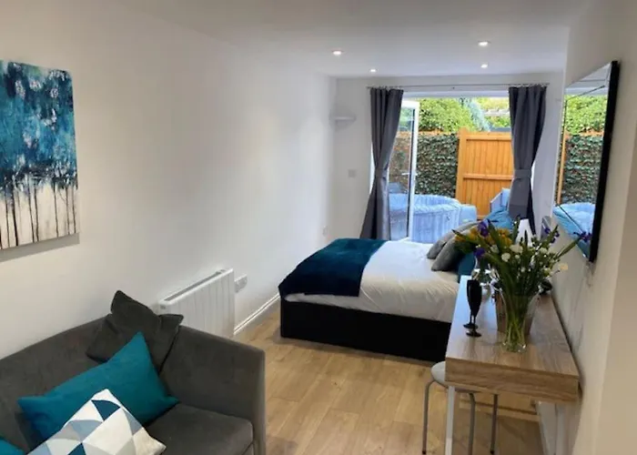 Stylish 1 Bedroom Studio Outdoor Area And Hot Tub